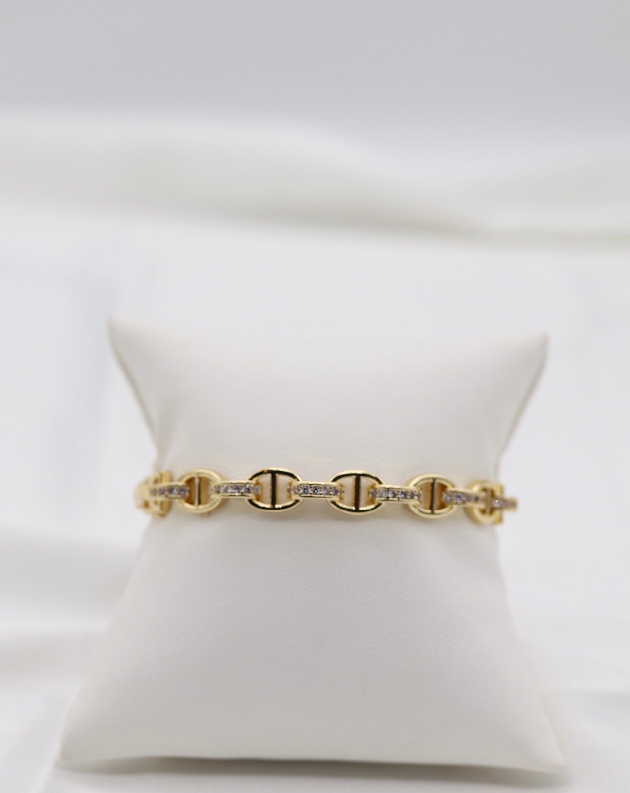 Gold Pavé Oval Link Bracelet – Sleek & Timeless Design