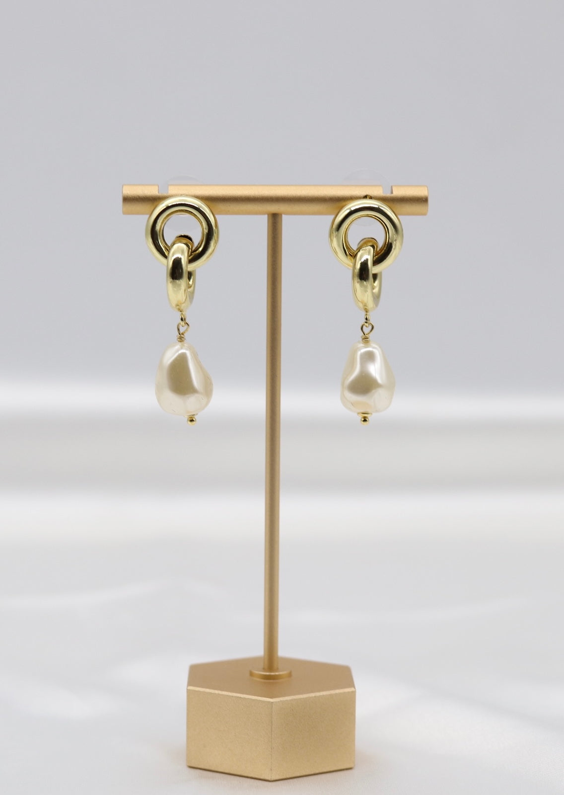 Dangling Costume Pearl Earrings