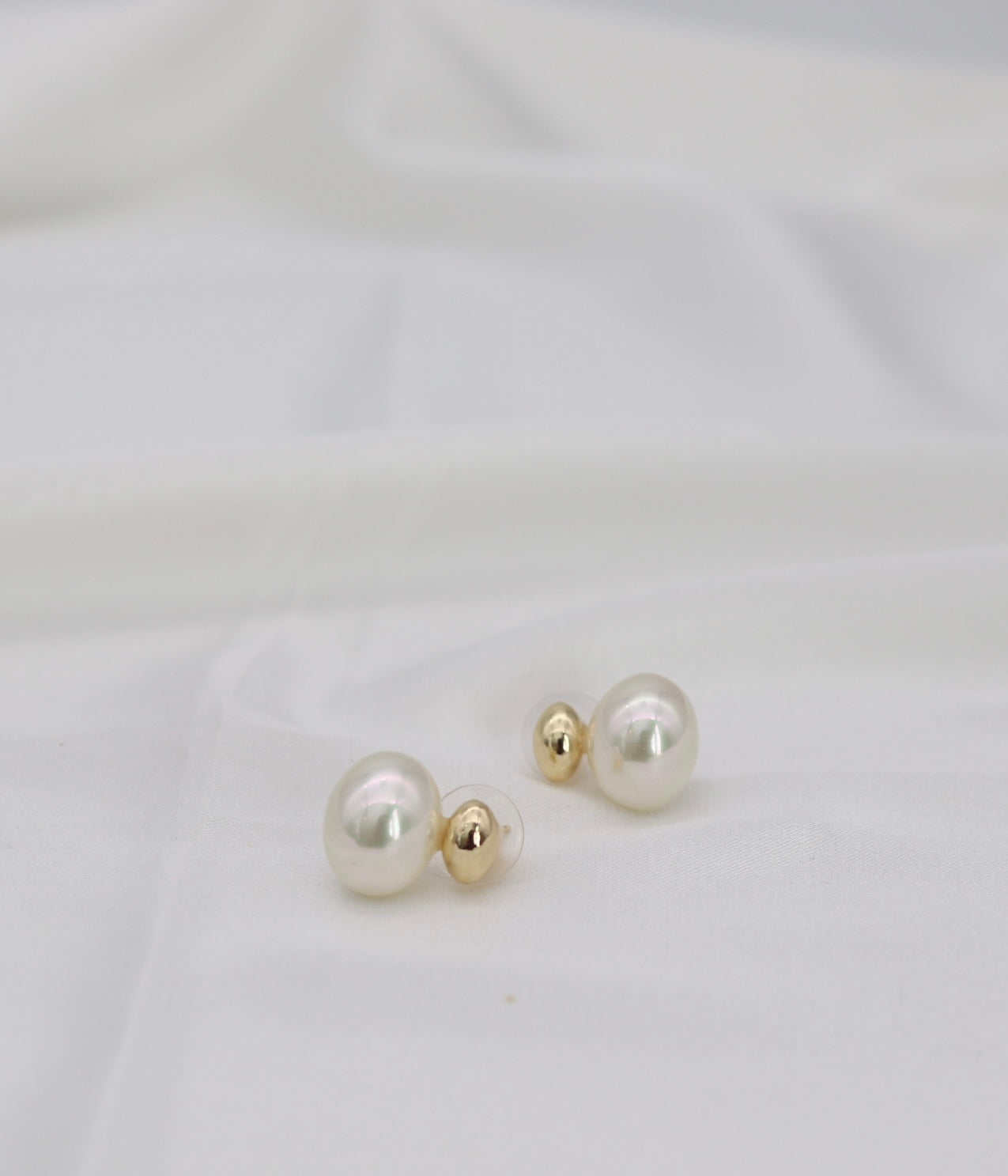 Classic Pearl & Gold Stud Earrings – Minimal Luxe Pearl Drops