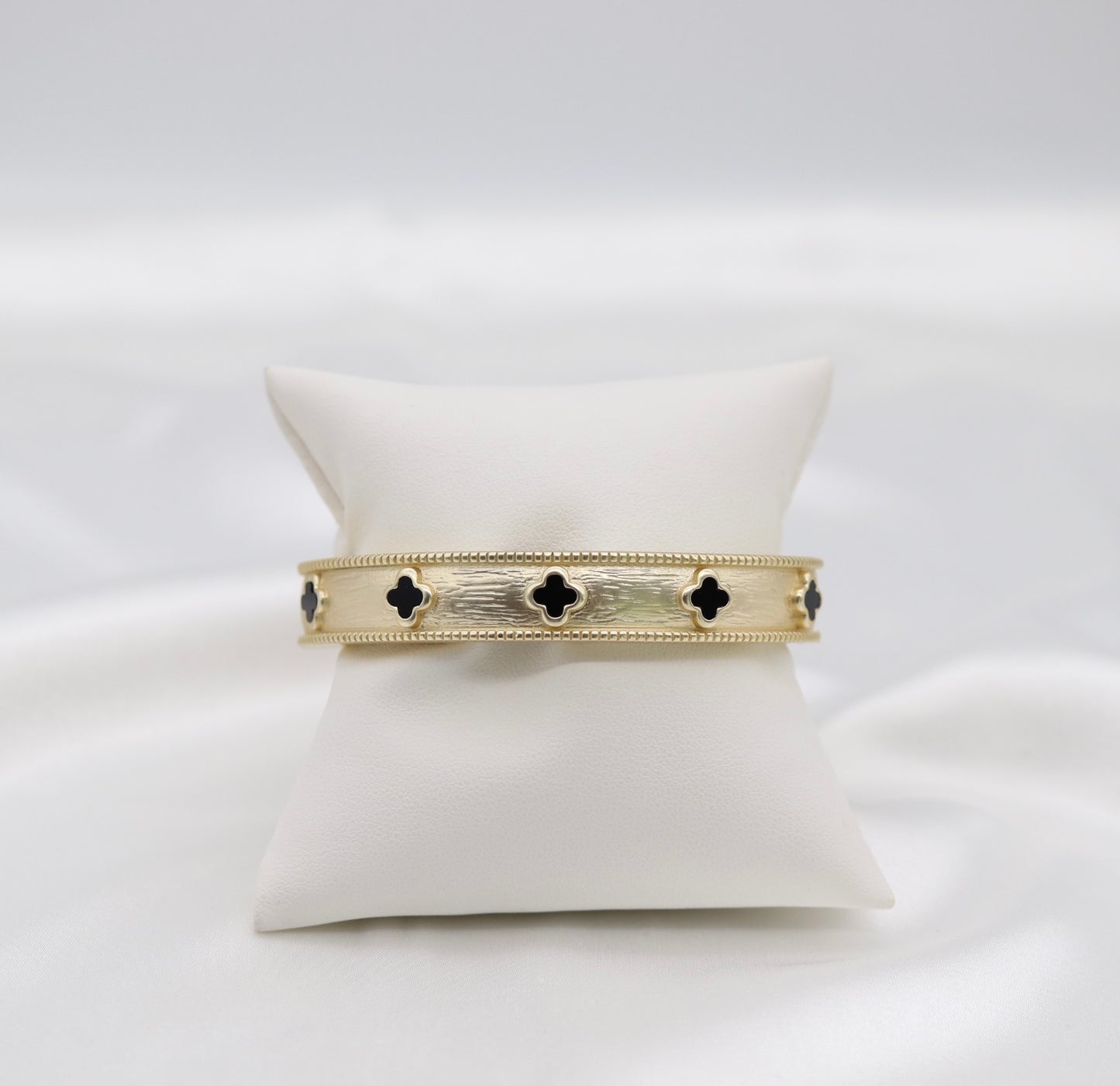 Matte Clover Bangle