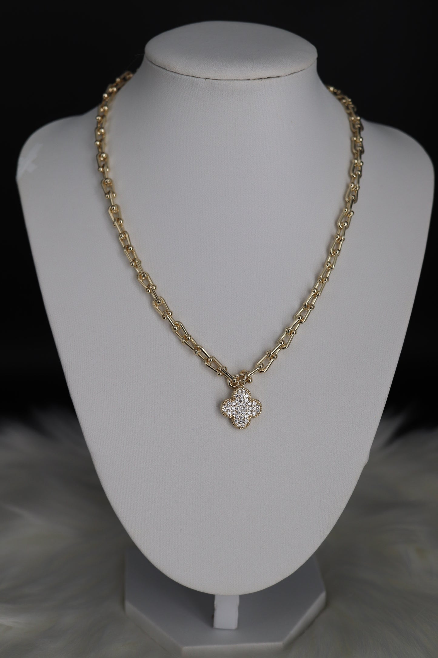 Small U Link Gold Necklace With Clover Pendant - 16 Inches