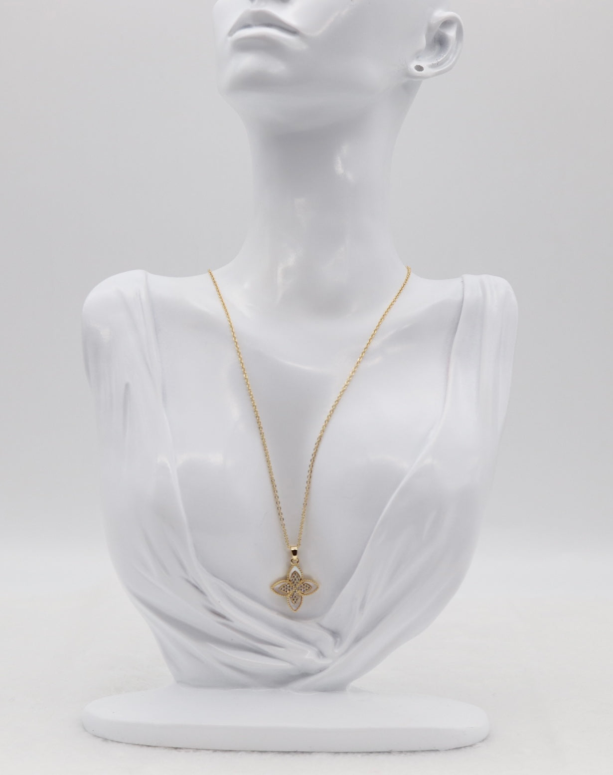 Gold Clover Pendant Necklace – Timeless Sparkle