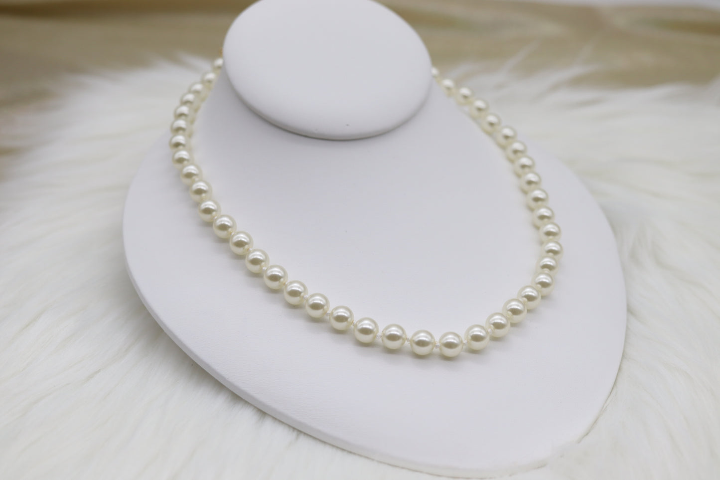 Knotted Glass Light Crème Pearl Necklace