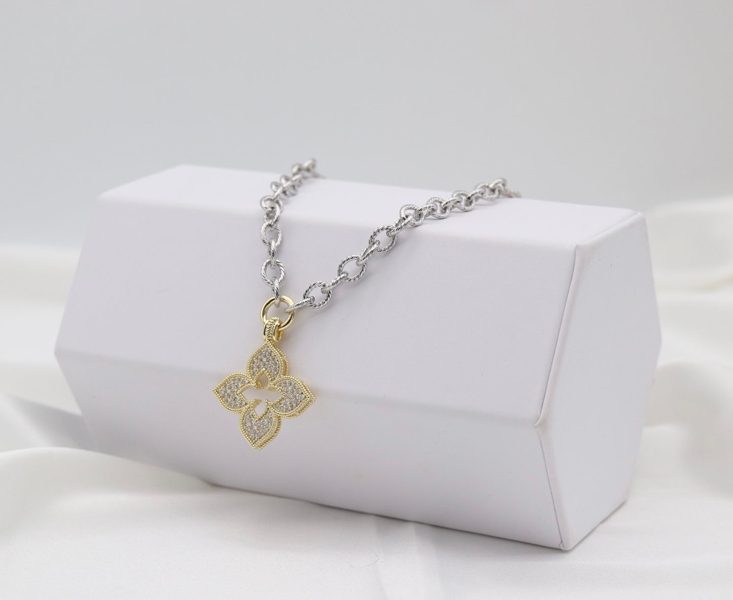 Two-Tone Clover Filigree Pendant Necklace – Silver Chain with Gold Detail