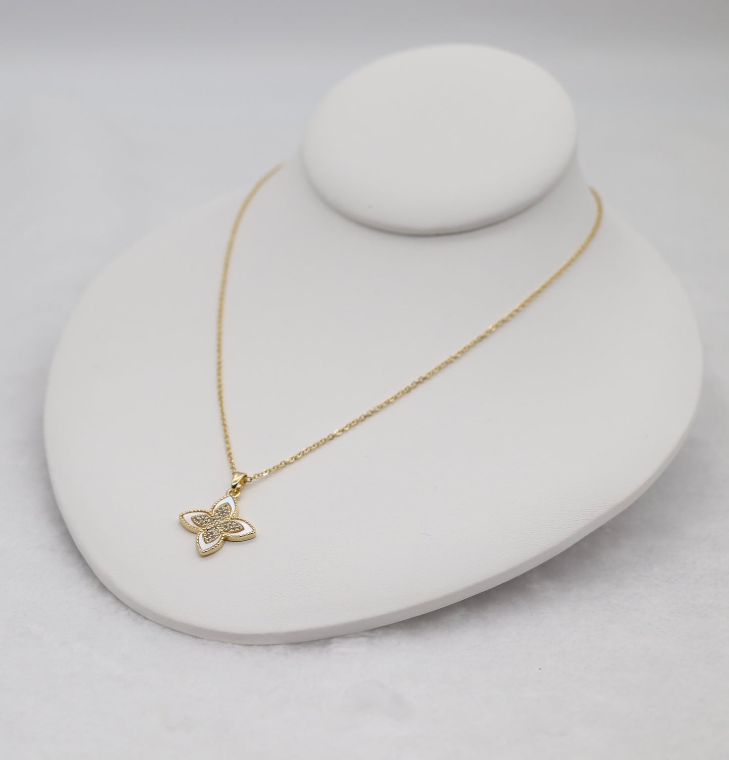 Gold Clover Pendant Necklace – Timeless Sparkle