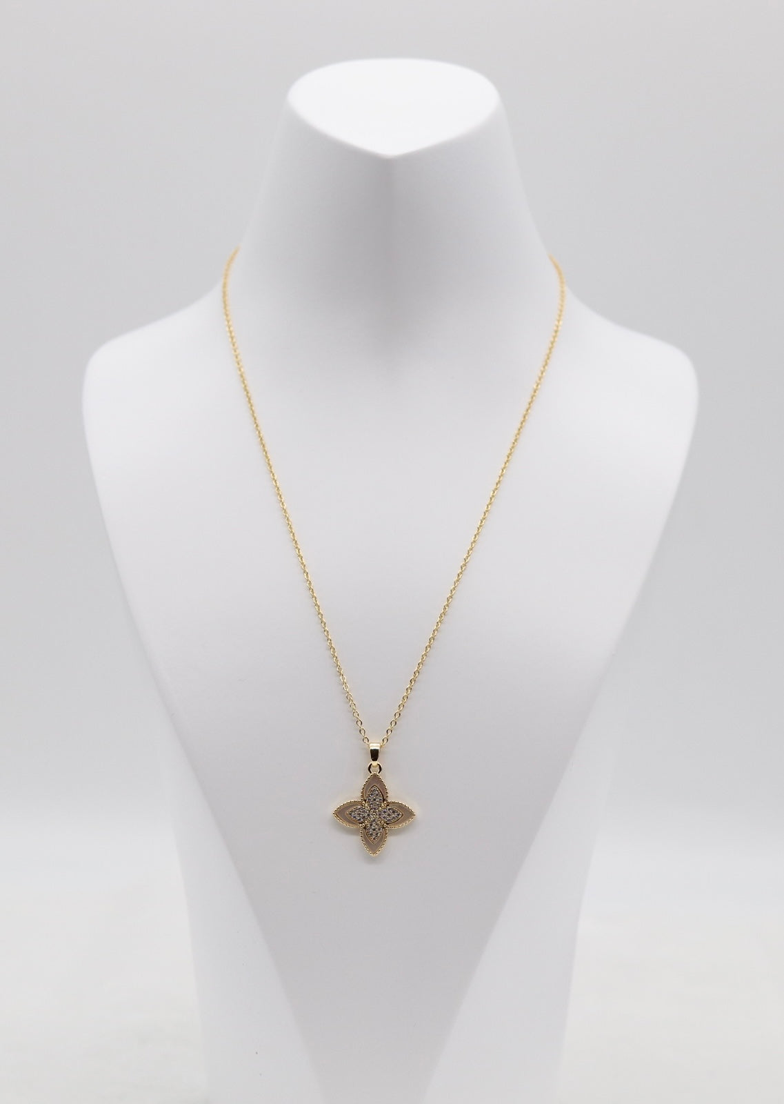 Gold Clover Pendant Necklace – Timeless Sparkle