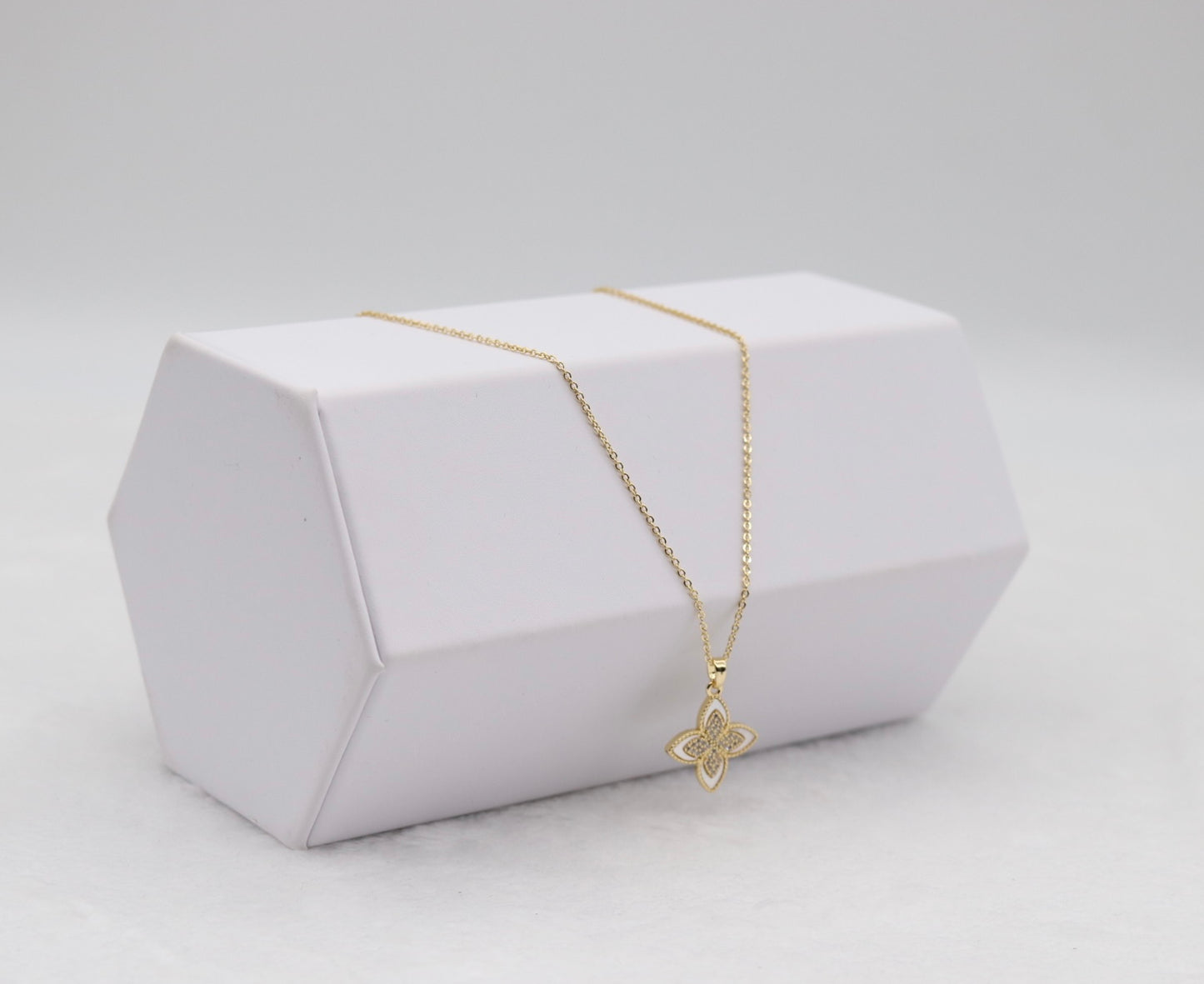 Gold Clover Pendant Necklace – Timeless Sparkle