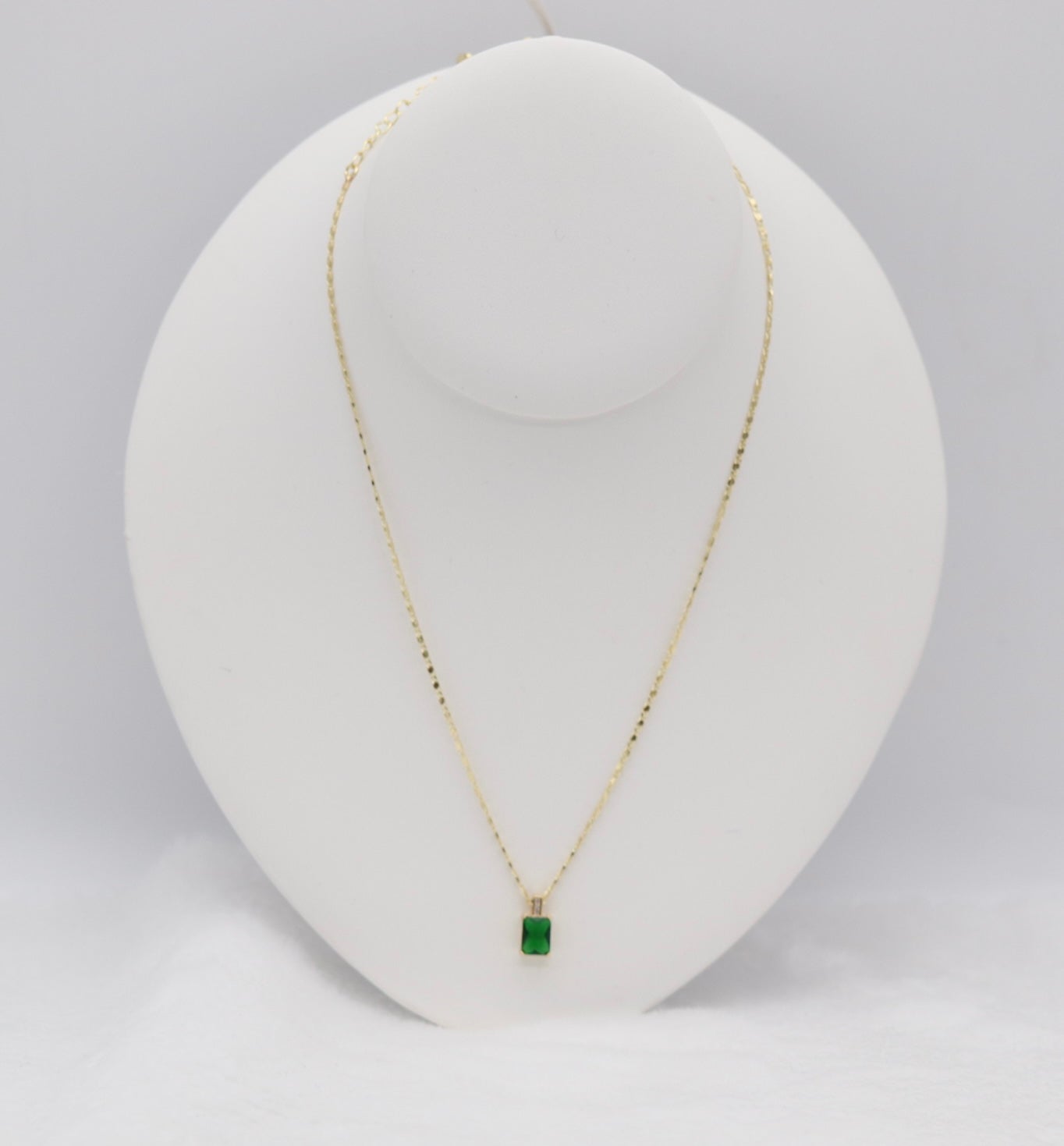 Elegant Gold Chain with Emerald Green Pendant