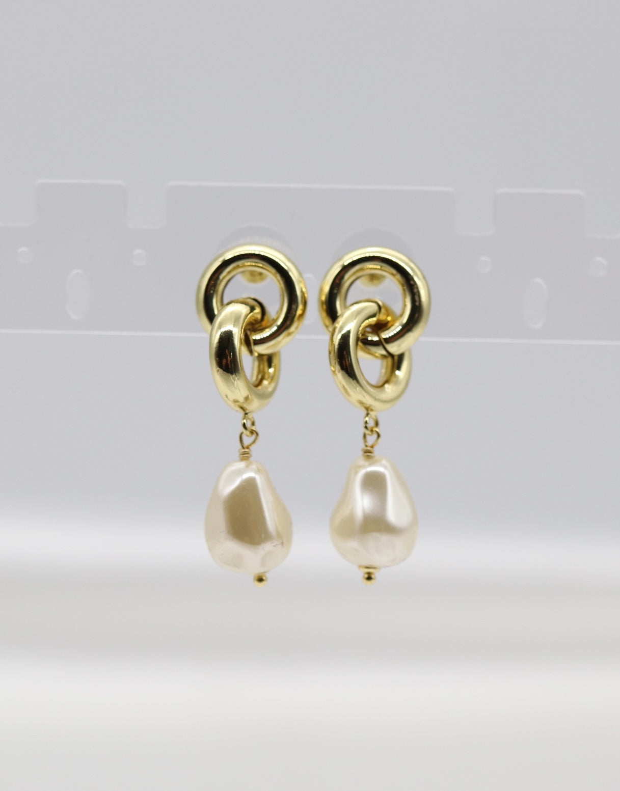 Dangling Costume Pearl Earrings