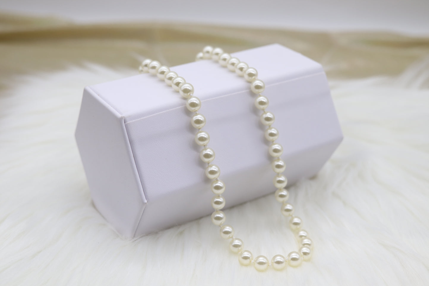 Knotted Glass Light Crème Pearl Necklace