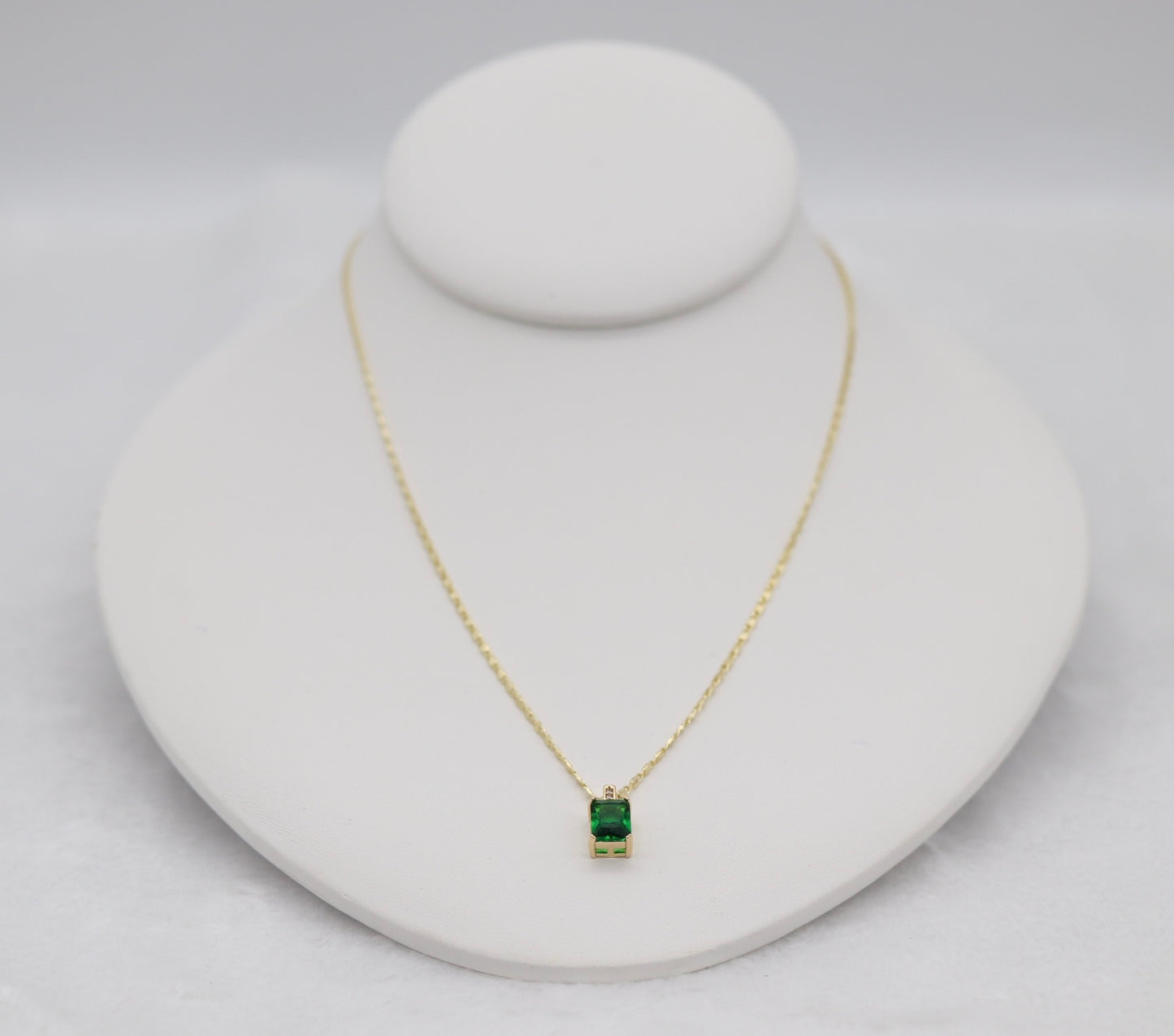 Elegant Gold Chain with Emerald Green Pendant