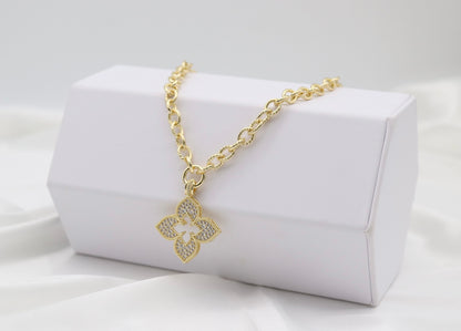 Gold Clover Pavé Pendant Necklace – Textured Link Statement Chain