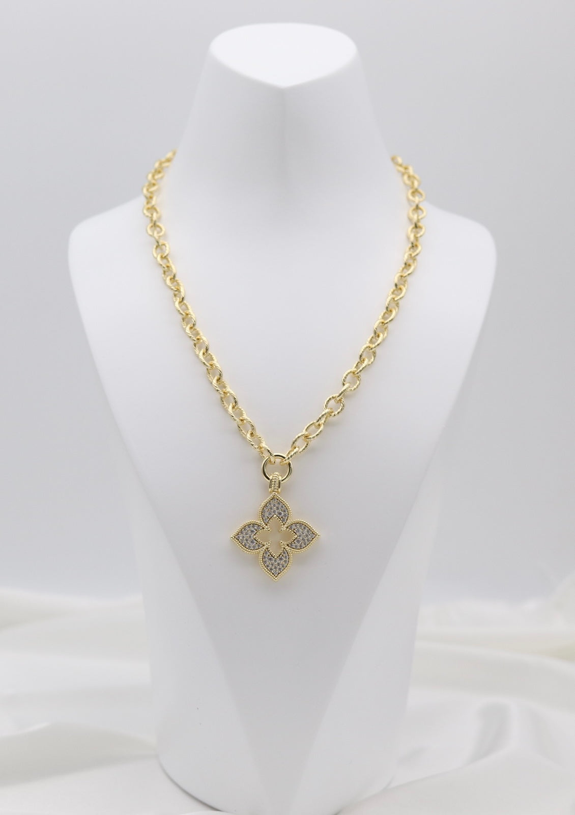 Gold Clover Pavé Pendant Necklace – Textured Link Statement Chain