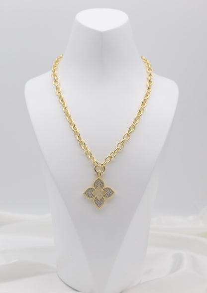 Gold Clover Pavé Pendant Necklace – Textured Link Statement Chain