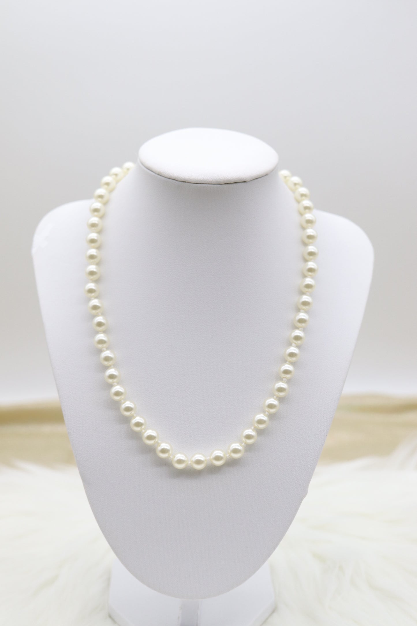 Knotted Glass Light Crème Pearl Necklace