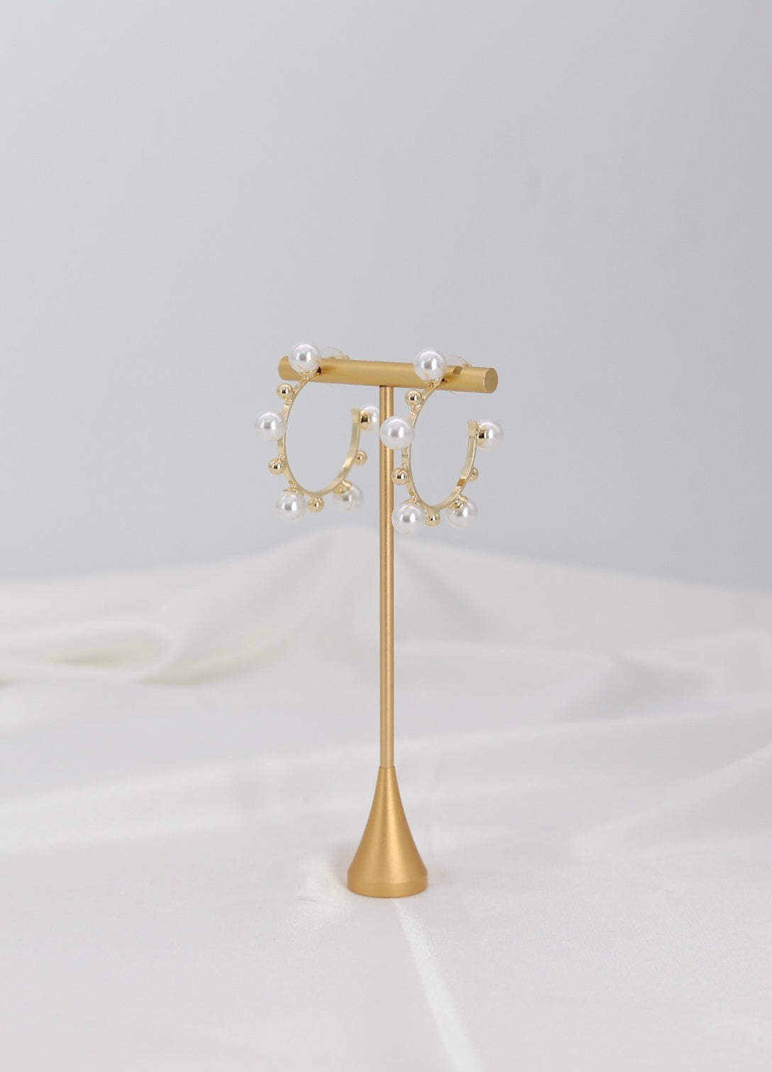 Pearl Accent Gold Hoop Earrings – Classic Mini Hoop Design