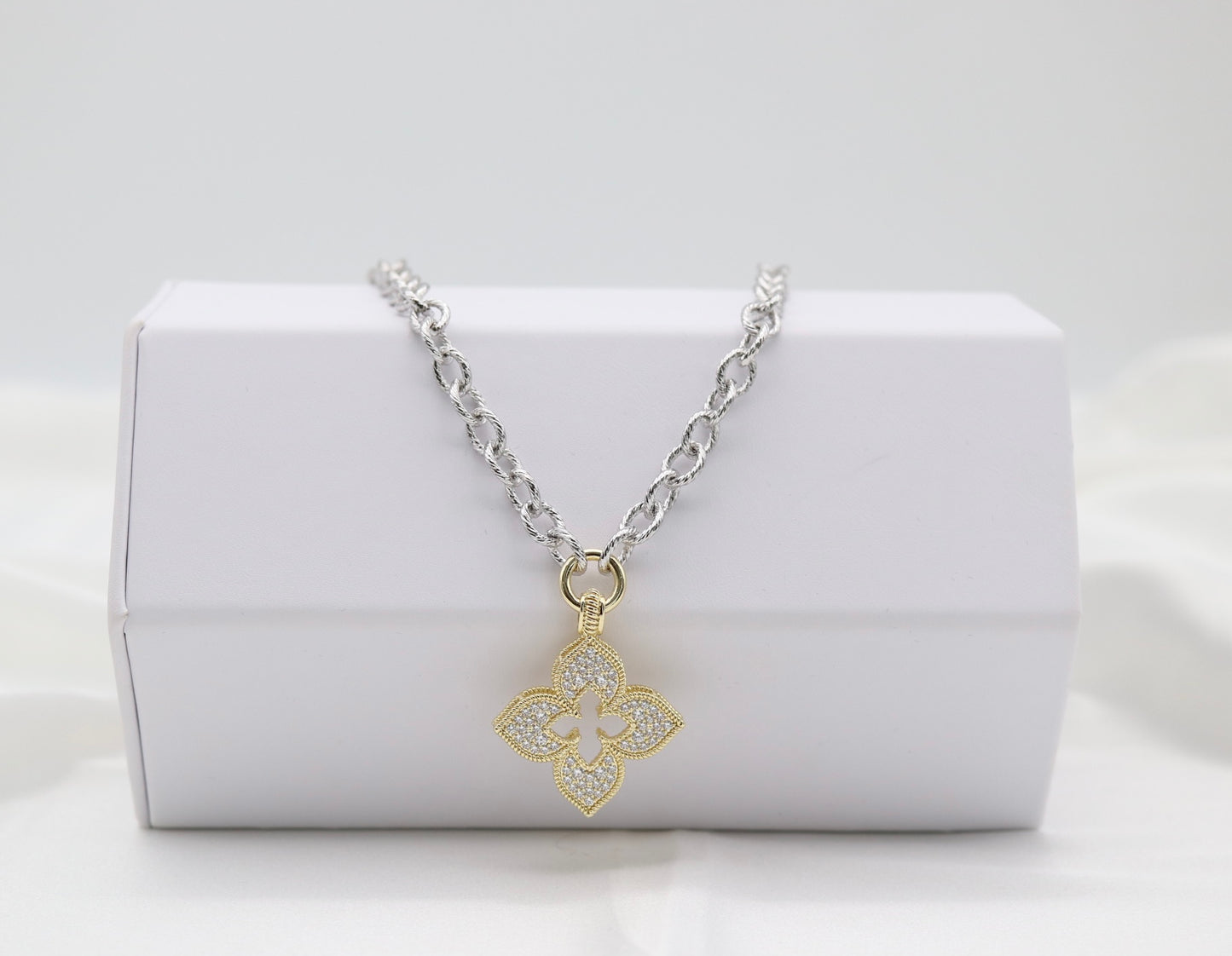 Two-Tone Clover Filigree Pendant Necklace – Silver Chain with Gold Detail