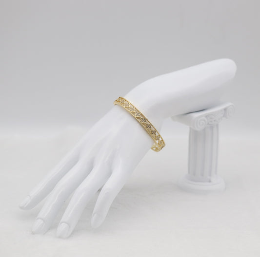 Gold Clover Design Bangle Bracelet with Heart Cut-Outs – Elegant Romantic Jewelry for Women