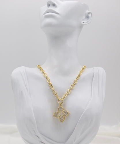 Gold Clover Pavé Pendant Necklace – Textured Link Statement Chain