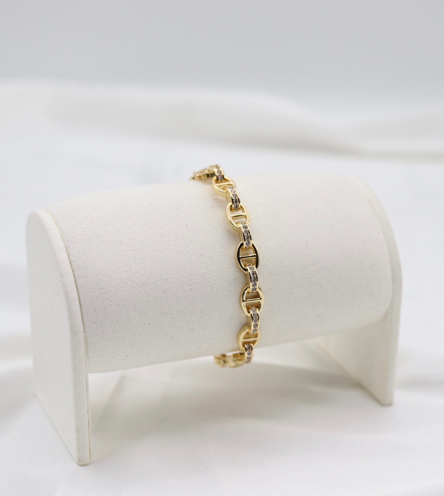 Gold Pavé Oval Link Bracelet – Sleek & Timeless Design
