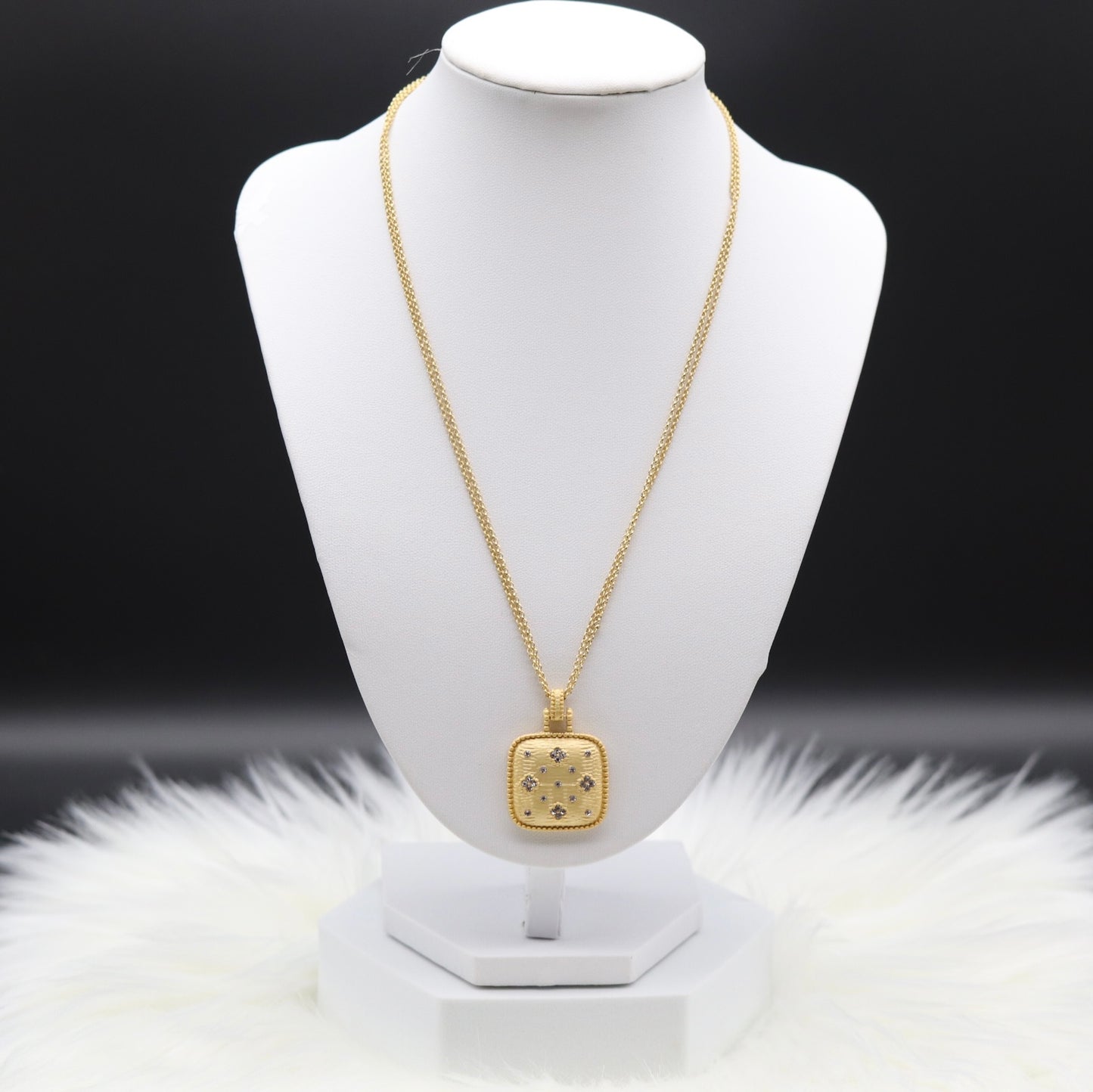 Elegant Gold Necklace with Gold Sparkling Pendant
