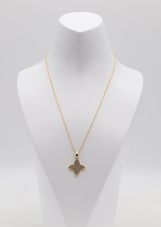 Gold Clover Pendant Necklace – Timeless Sparkle