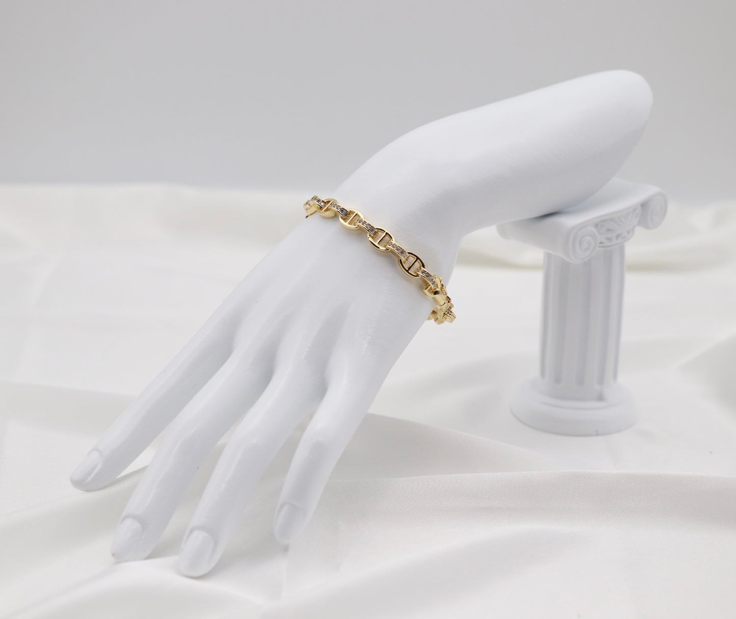 Gold Pavé Oval Link Bracelet – Sleek & Timeless Design