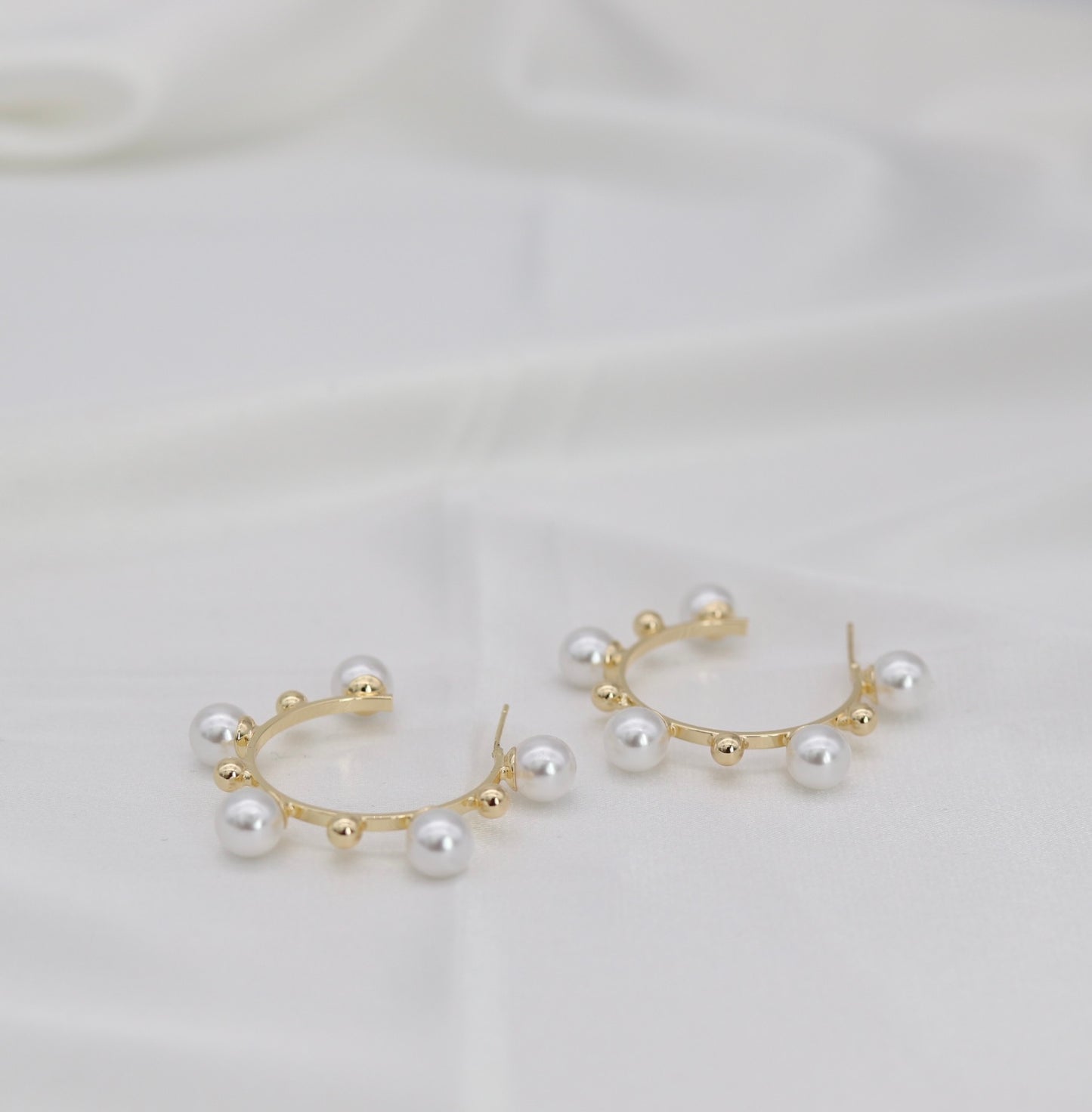 Pearl Accent Gold Hoop Earrings – Classic Mini Hoop Design