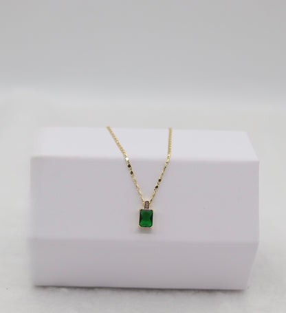 Elegant Gold Chain with Emerald Green Pendant