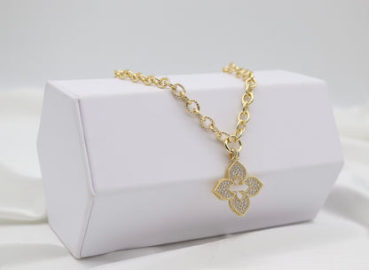 Gold Clover Pavé Pendant Necklace – Textured Link Statement Chain