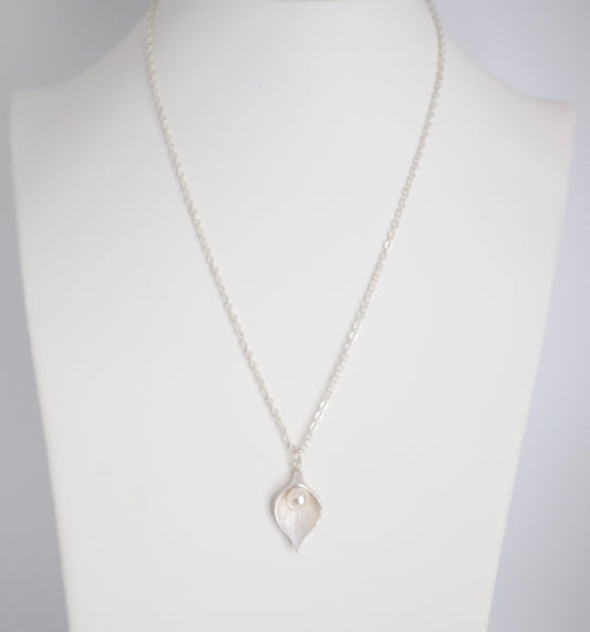 Silver Cup Leaf W/Pearl Necklace