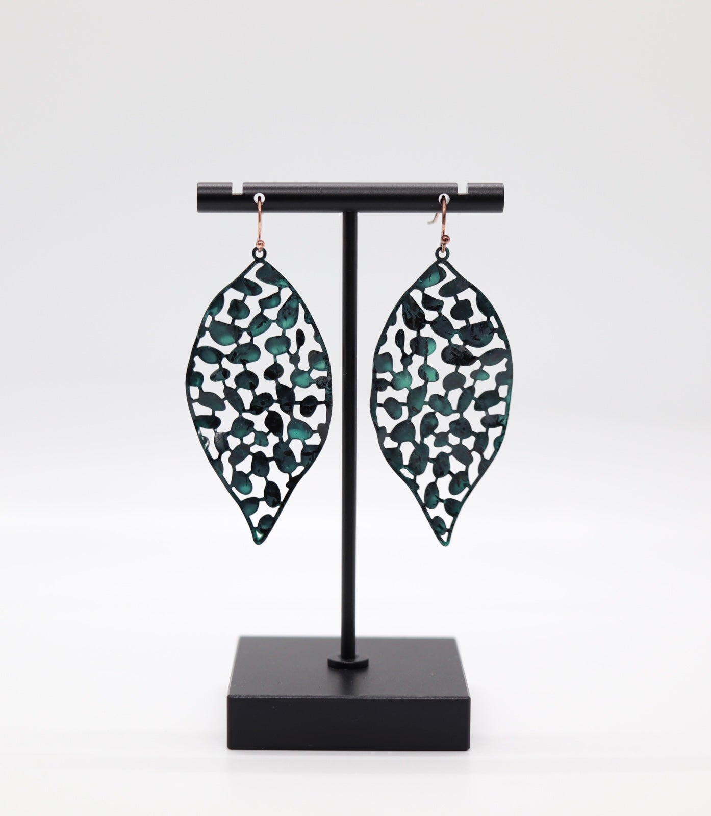 DC - P Cutwork Pointy Leaf Earring